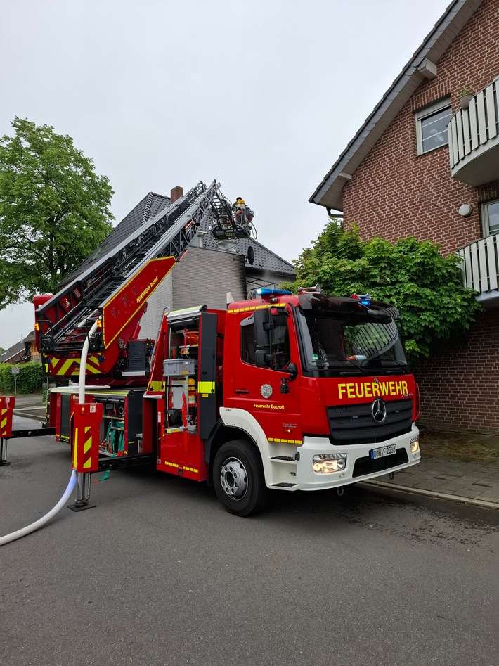 FW Bocholt: Feuerwehr verhindert Brandausbreitung auf Dachgeschoss