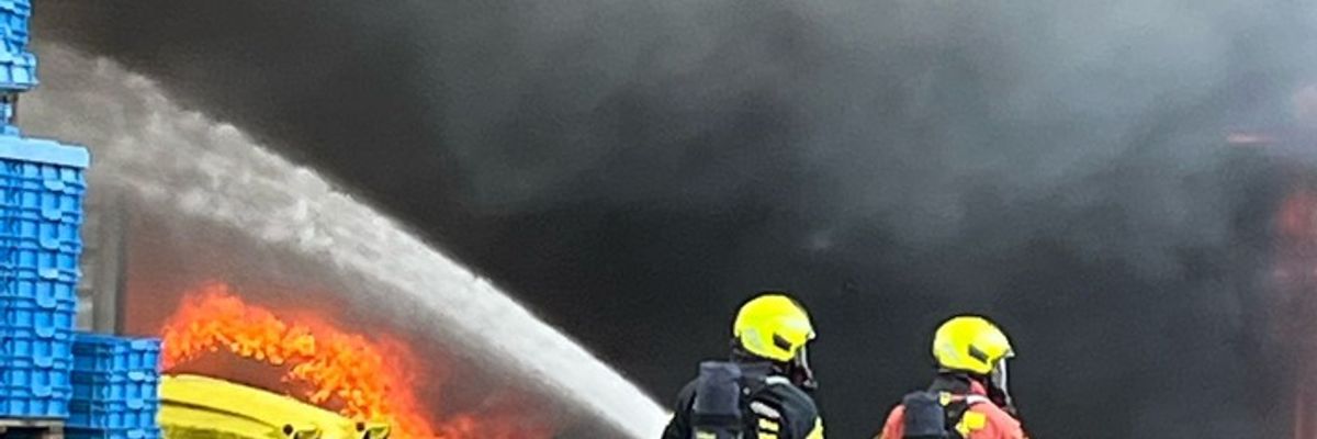 FW-Velbert: Lagerhalle brennt in voller Ausdehnung
