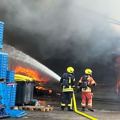 FW-Velbert: Lagerhalle brennt in voller Ausdehnung