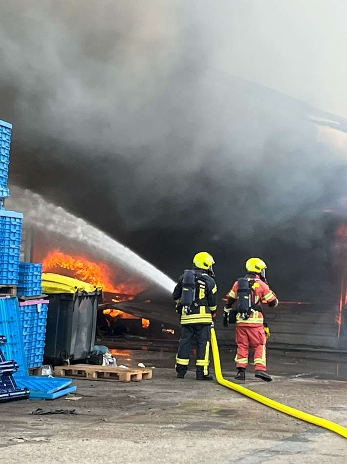 FW-Velbert: Lagerhalle brennt in voller Ausdehnung