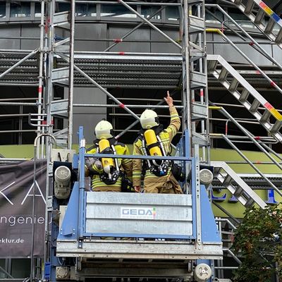 FW Dresden: Dach des World-Trade-Centers gerät in Brand