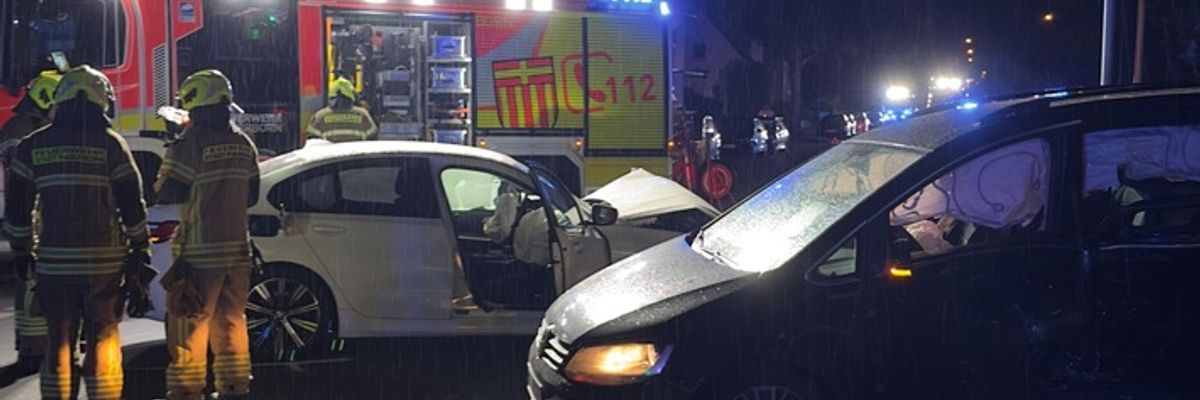 FW Paderborn: Verkehrsunfall mit zwei beteiligten Pkw an der Riemekestr.