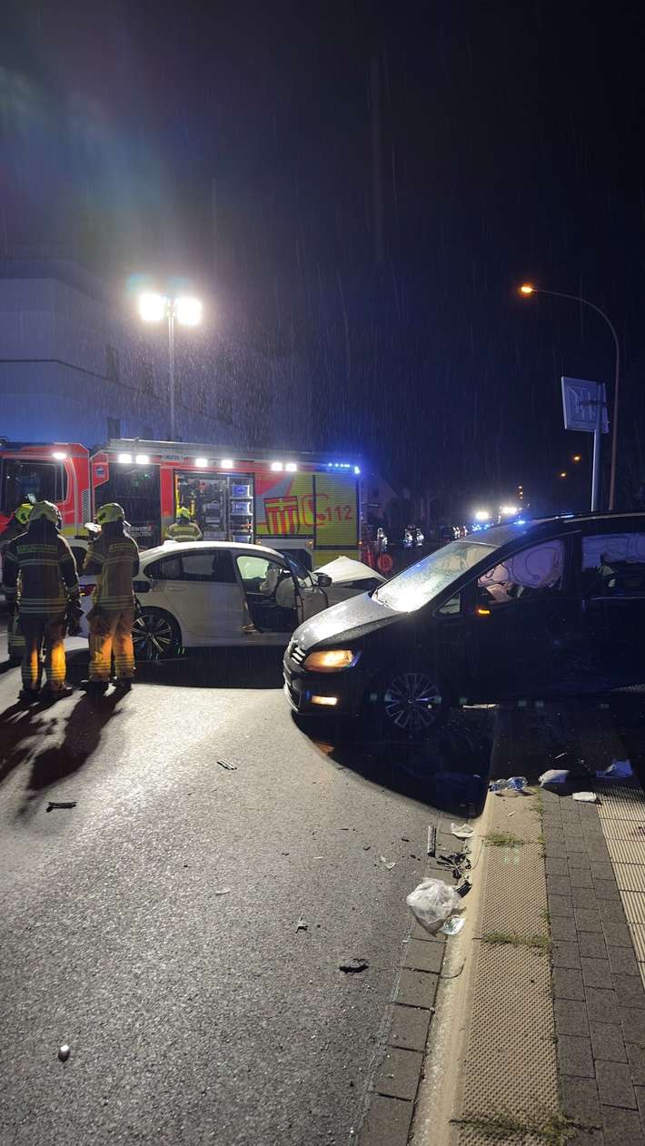FW Paderborn: Verkehrsunfall mit zwei beteiligten Pkw an der Riemekestr.