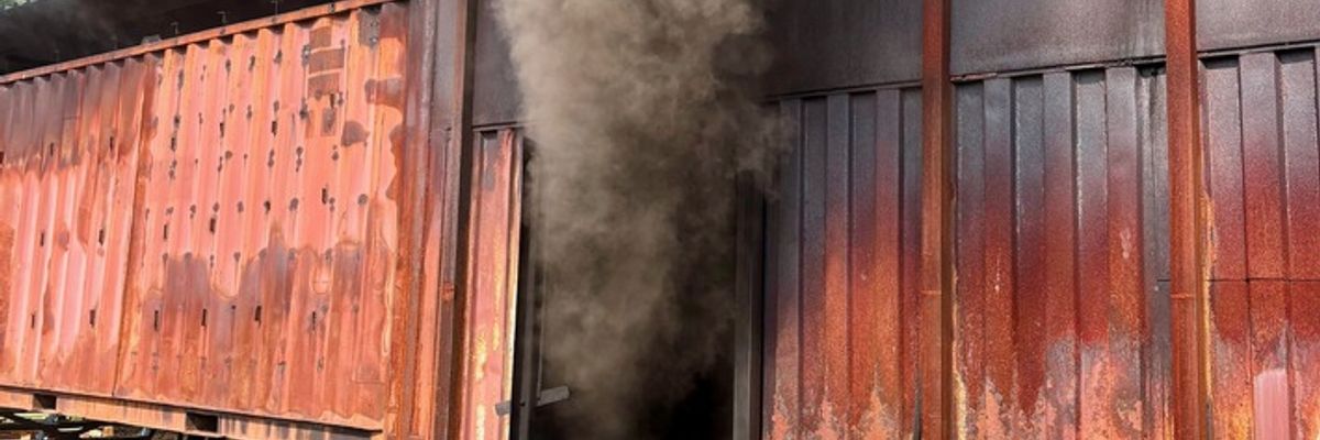 FW Hünxe: Fortbildung unter realistischen Bedingungen - Feuerwehr Hünxe trainiert in Weeze