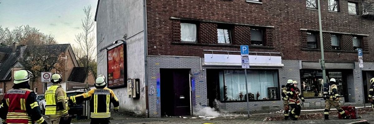 FW-NE: Dachstuhlbrand auf der Viersener Straße | Feuerwehr im mehrstündigen Einsatz