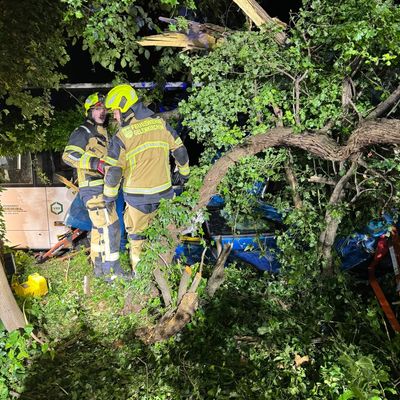 FW-GE: Verkehrsunfall mit einer eingeschlossenen Person