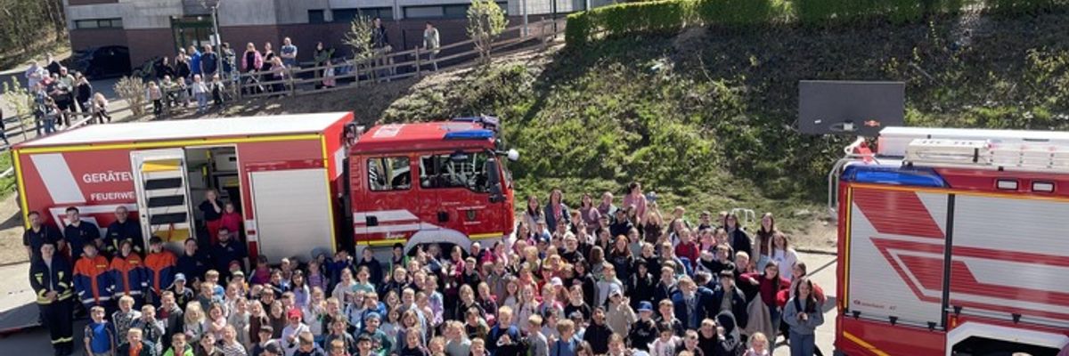 FW-OE: Brandschutz hautnah erleben - Erfolgreicher Brandschutztag an der Grundschule Kirchhundem