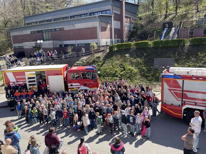 FW-OE: Brandschutz hautnah erleben - Erfolgreicher Brandschutztag an der Grundschule Kirchhundem