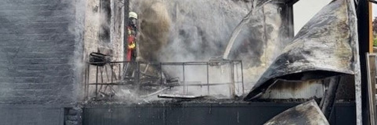 FW Düren: Wohnungsbrand am frühen Morgen - Feuerwehr Düren bringt Feuer schnell unter Kontrolle