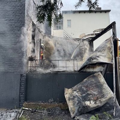 FW Düren: Wohnungsbrand am frühen Morgen - Feuerwehr Düren bringt Feuer schnell unter Kontrolle