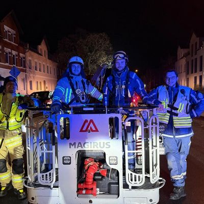 FW Helmstedt: Baugerüst drohte in Helmstedt umzustürzen - Feuerwehr und THW im Einsatz