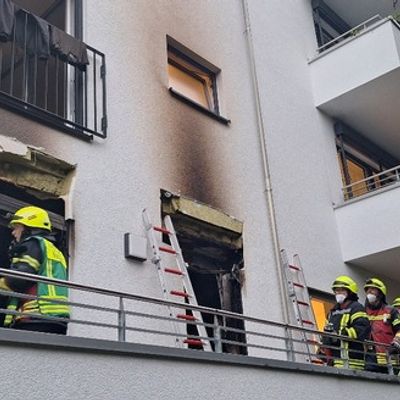 KFV-CW: Brand in betreuter Wohneinrichtung verursacht hohen Sachschaden - Keine Verletzten - 65 Einsatzkräfte vor Ort