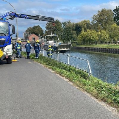 FW-KLE: Verkehrsunfall auf der Johanna-Sebus-Straße - Auto von Böschung geborgen