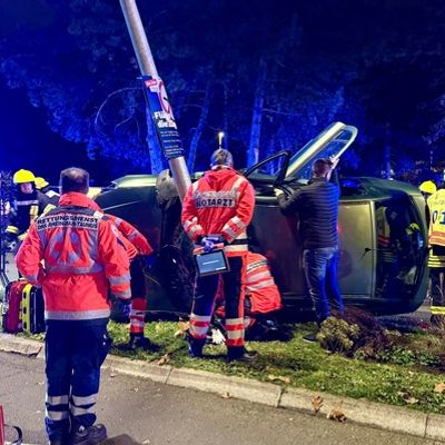Feuerwehr MTK: Pkw prallt gegen Laternenmast: Fahrerin nach Alleinunfall befreit