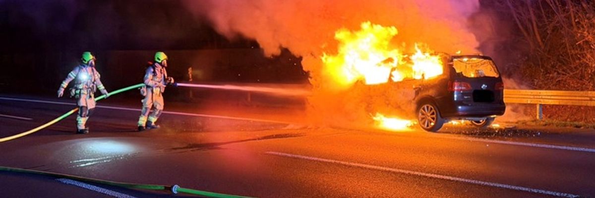 FW Ratingen: Unruhiger Samstag für Feuerwehr und Rettungsdienst in Ratingen