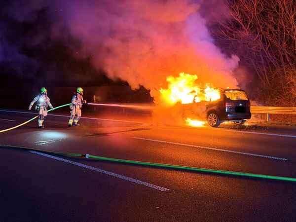 FW Ratingen: Unruhiger Samstag für Feuerwehr und Rettungsdienst in Ratingen