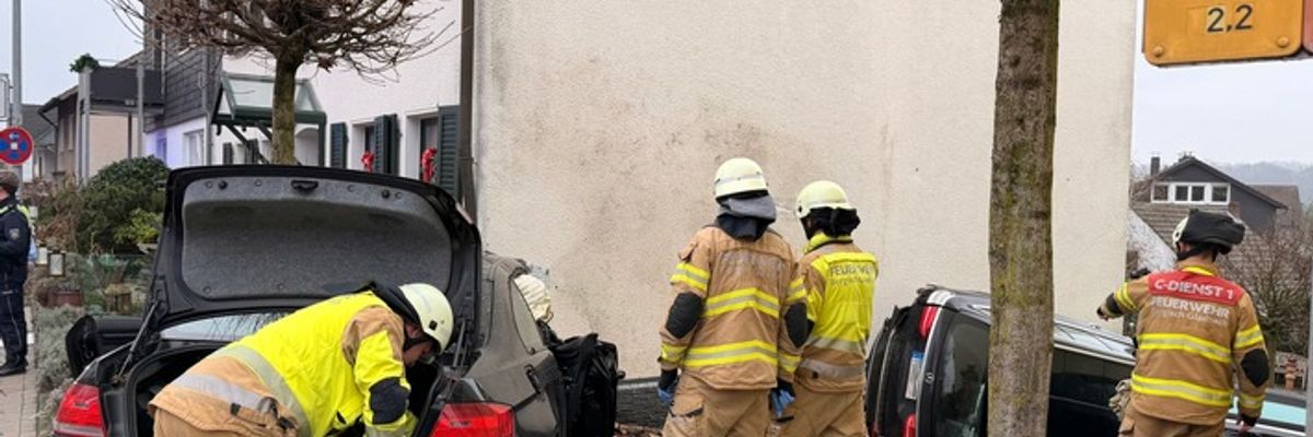 FW-GL: Pkw fährt gegen Hauswand - Fahrer verstorben - Gemeinsame Pressemitteilung der Polizei Rhein-Berg und der Feuerwehr Bergisch Gladbach