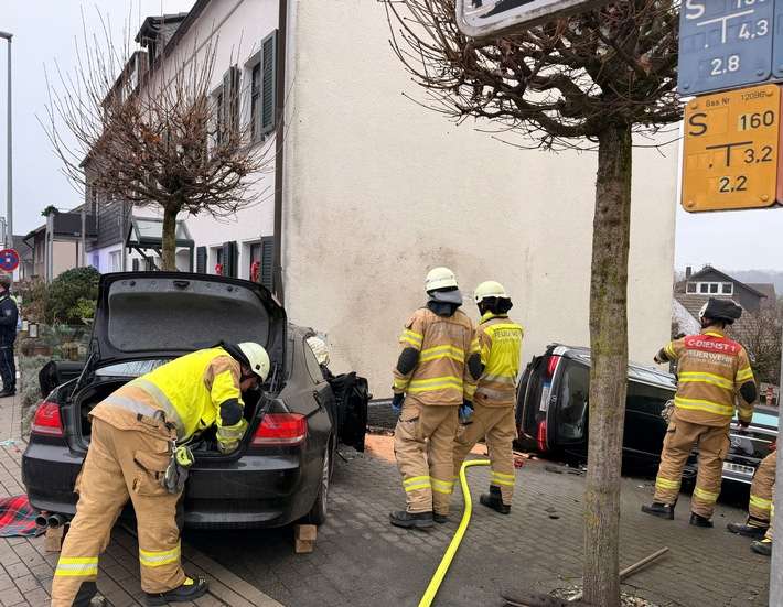 FW-GL: Pkw fährt gegen Hauswand - Fahrer verstorben - Gemeinsame Pressemitteilung der Polizei Rhein-Berg und der Feuerwehr Bergisch Gladbach