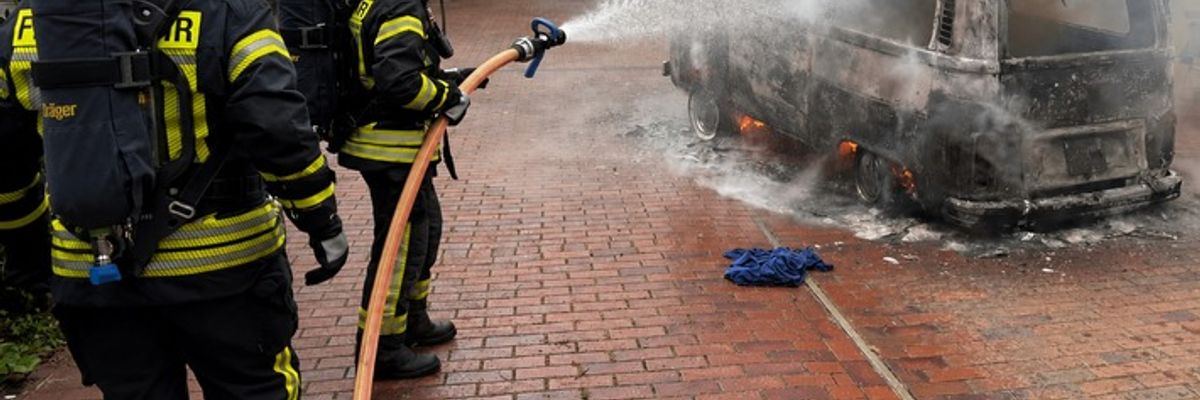 FW Geestland: Feuerwehr löscht brennenden "Bulli" in Debstedt