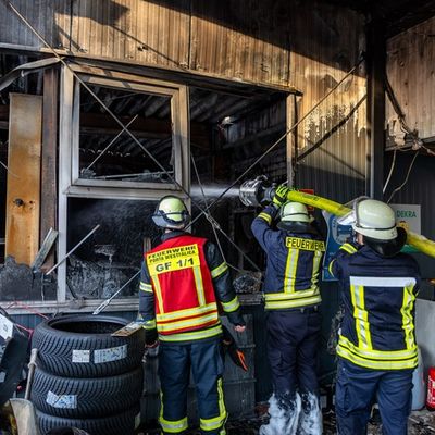FW Porta Westfalica: 10.03.2026 - Großbrand einer KFZ-Werkstatt in Porta Westfalica Barkhausen