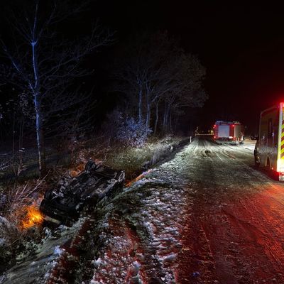 FW-AUR: Auto bei Unfall in Straßengraben gelandet