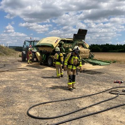 FW Grevenbroich: Feuerwehr löscht Brand an Ballenpresse auf Stoppelfeld bei Gustorf