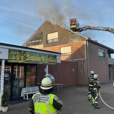 FW Bocholt: Dachstuhlbrand in Mehrfamilienhaus - Feuerwehr Bocholt verhindert Ausbreitung des Feuers