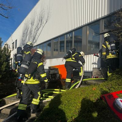 FW Ense: brennende Absauganlage in Industriebetrieb verursacht starke Rauchentwicklung