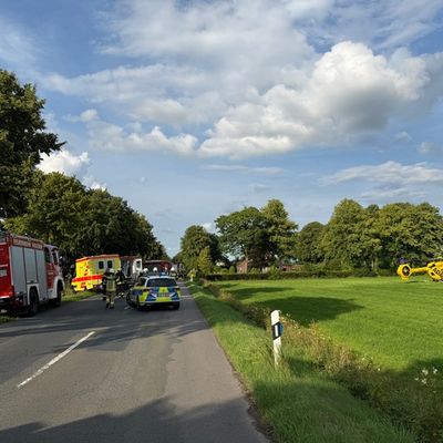 FW-AUR: Fahrerin nach Kollision mit Baum aus PKW geschnitten