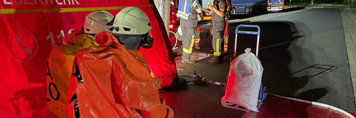 FW Lehrte: Auslaufende Flüssigkeit sorgt für Großeinsatz auf dem Rastplatz Röhrse an A2
