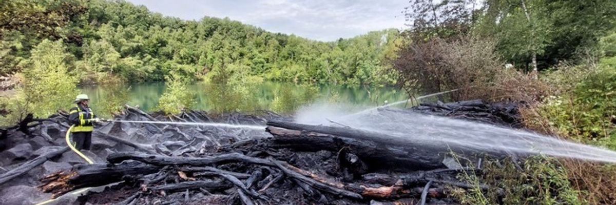 FW Königswinter: 400 m² Vegetation brennen im Naturschutzgebiet Eudenberg