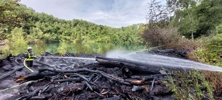 FW Königswinter: 400 m² Vegetation brennen im Naturschutzgebiet Eudenberg