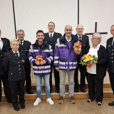 FW-KA: Kreisfeuerwehrverband Karlsruhe übergibt 260 Teddybären an die Notfallseelsorge