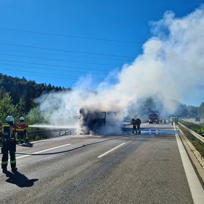 FW Stockach: Brennender LKW auf der Autobahn A98