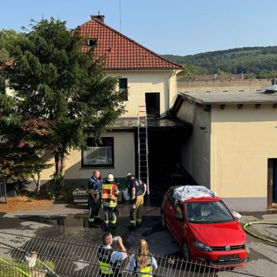 FW-EN: Menschenrettung bei Gebäudebrand und zwei Paralleleinsätze
