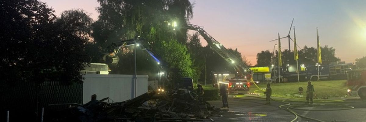 FW-GLA: Dachstuhlbrand in Gladbecker Gewerbegebiet