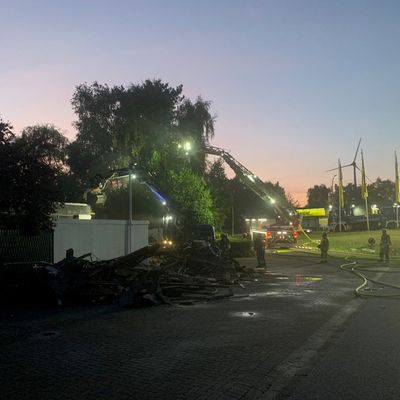 FW-GLA: Dachstuhlbrand in Gladbecker Gewerbegebiet
