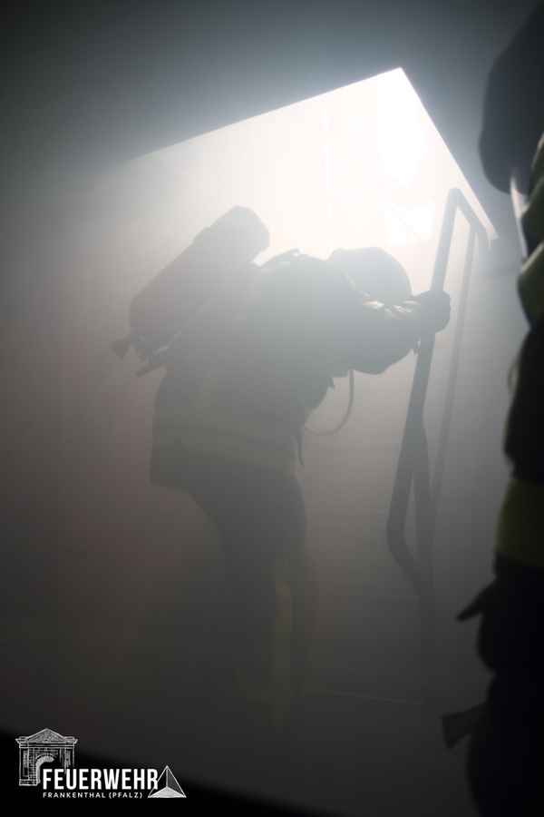 FW Frankenthal: Garagenvollbrand - Übergreifen auf Wohngebäude weitestgehend verhindert