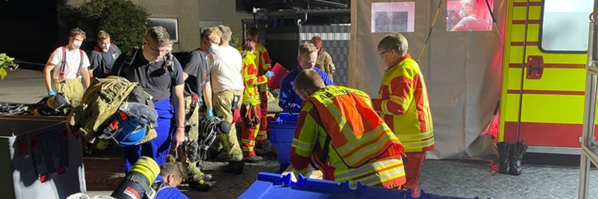 FW Lehrte: Großbrand in Sievershausen: Feuerwehr verhindert Übergreifen auf Garagen und Wohnhaus