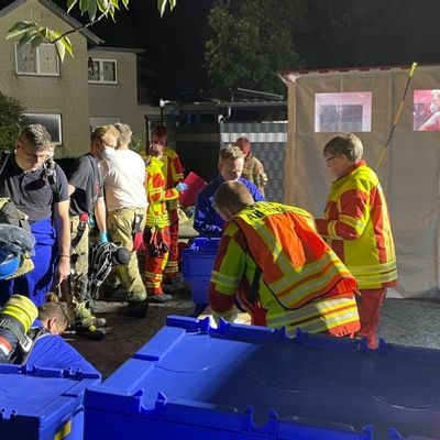 FW Lehrte: Großbrand in Sievershausen: Feuerwehr verhindert Übergreifen auf Garagen und Wohnhaus