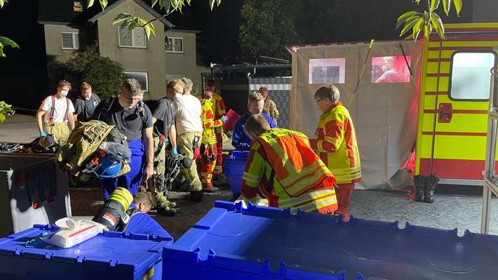 FW Lehrte: Großbrand in Sievershausen: Feuerwehr verhindert Übergreifen auf Garagen und Wohnhaus