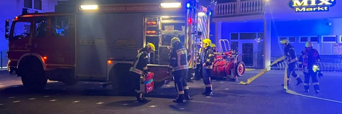 Feuerwehr MTK: Imbissstand steht lichterloh in Flammen