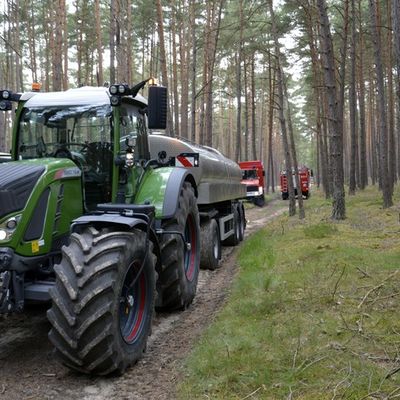 FW Lüchow-Dannenberg: +++ Waldbrandübung in Lüchow-Dannenberg +++ Feldbrand bei Clenze breitet sich aus +++ Insgesamt 8ha Waldgebiet betroffen +++ Feuerwehr hat Probleme mit engen und zugewachsenen Wegen +++