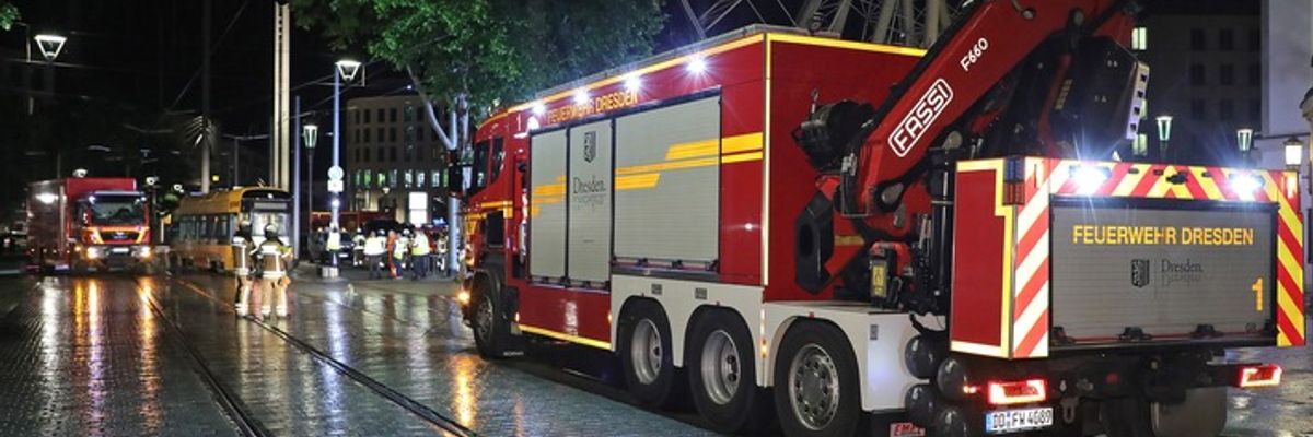 FW Dresden: Koordinierter Feuerwehreinsatz nach Weichenfehler - Straßenbahn erfolgreich eingegleist