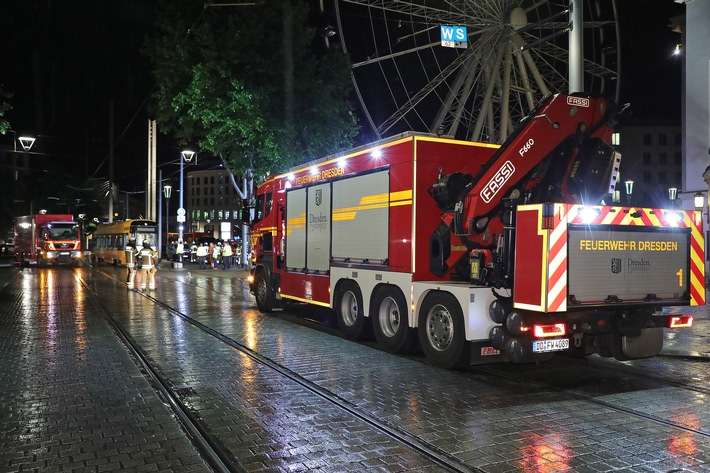 FW Dresden: Koordinierter Feuerwehreinsatz nach Weichenfehler - Straßenbahn erfolgreich eingegleist