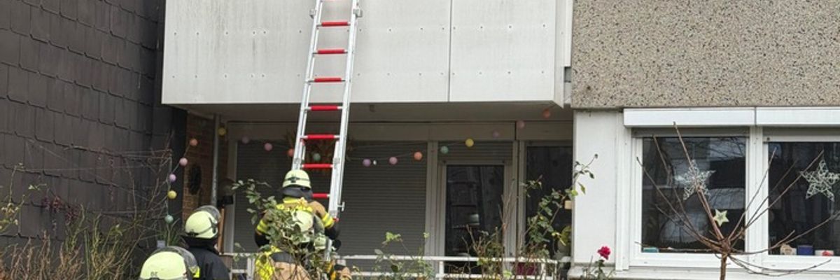 FW-EN: Wohnungsbrand mit Verdacht der Menschenrettung - Feuerwehr im Dauereinsatz - Zwei Brände und mehrere Ölspuren fordern die Einsatzkräfte