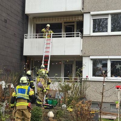 FW-EN: Wohnungsbrand mit Verdacht der Menschenrettung - Feuerwehr im Dauereinsatz - Zwei Brände und mehrere Ölspuren fordern die Einsatzkräfte