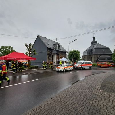 FW VG Westerburg: +++ Presseabschlussmeldung +++ Umfangreicher Feuerwehreinsatz in Langenhahn nach Gasaustritt aus Flüssiggastank