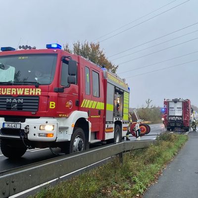 FW Lehrte: Müllwagen brennt auf der B443 zwischen Lehrte und Sehnde