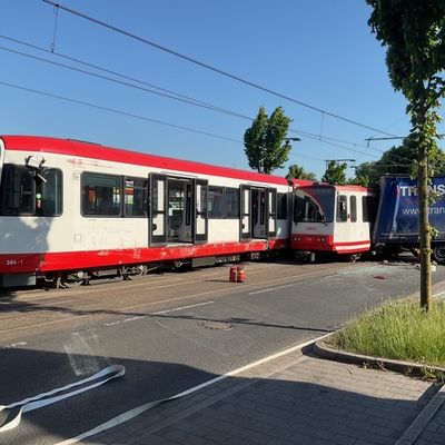 FW-DO: Schwerer Verkehrsunfall zwischen einem LKW und zwei Stadtbahnen